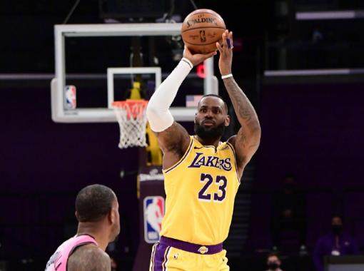 1613896576527095554.png 星空体育-独木难支詹姆斯迎接新挑战:到了我再次调整的时候