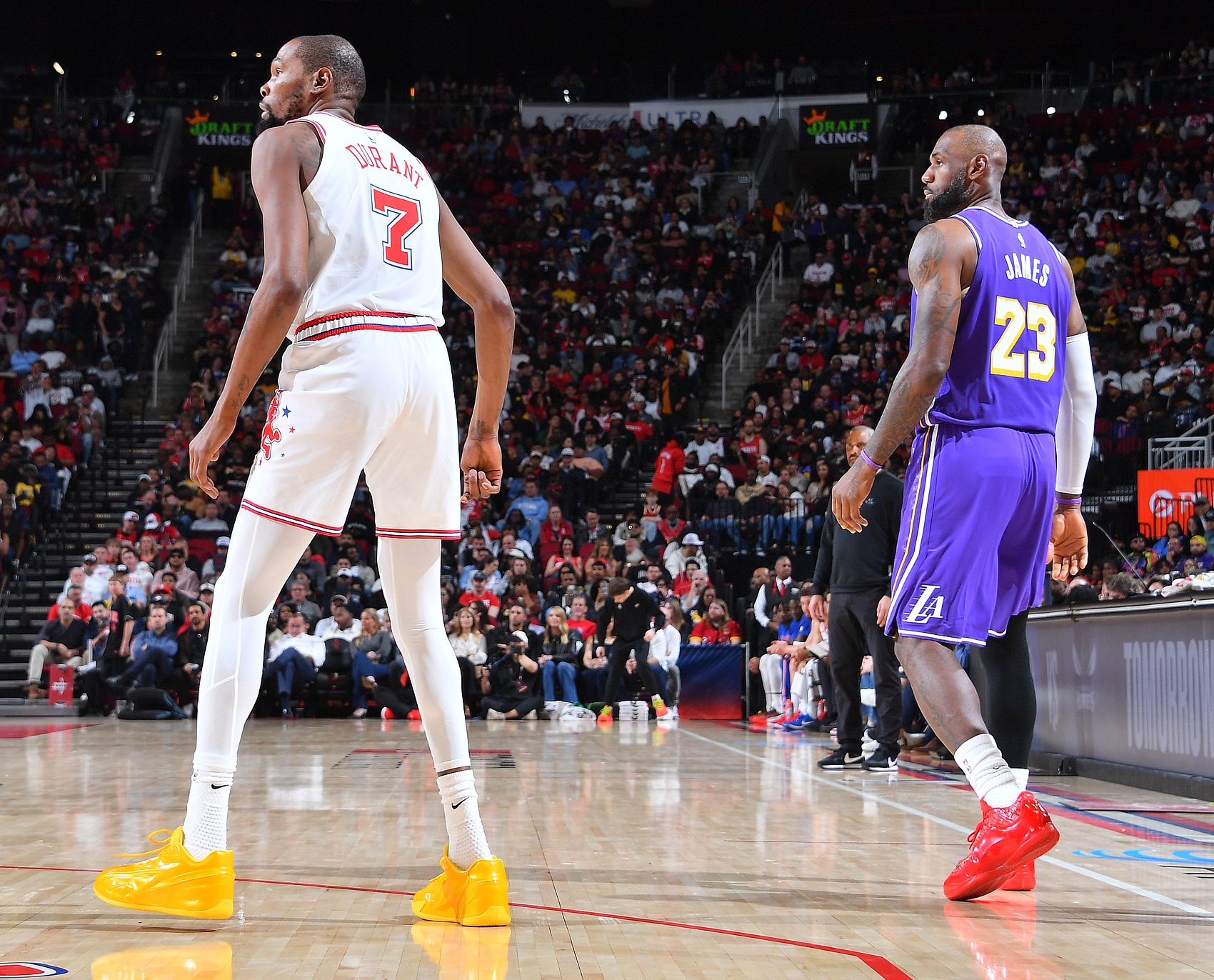 星空体育直播-东里场均56.8分13.8助！湖人真正意义残阵 湖火实力对比几几开？