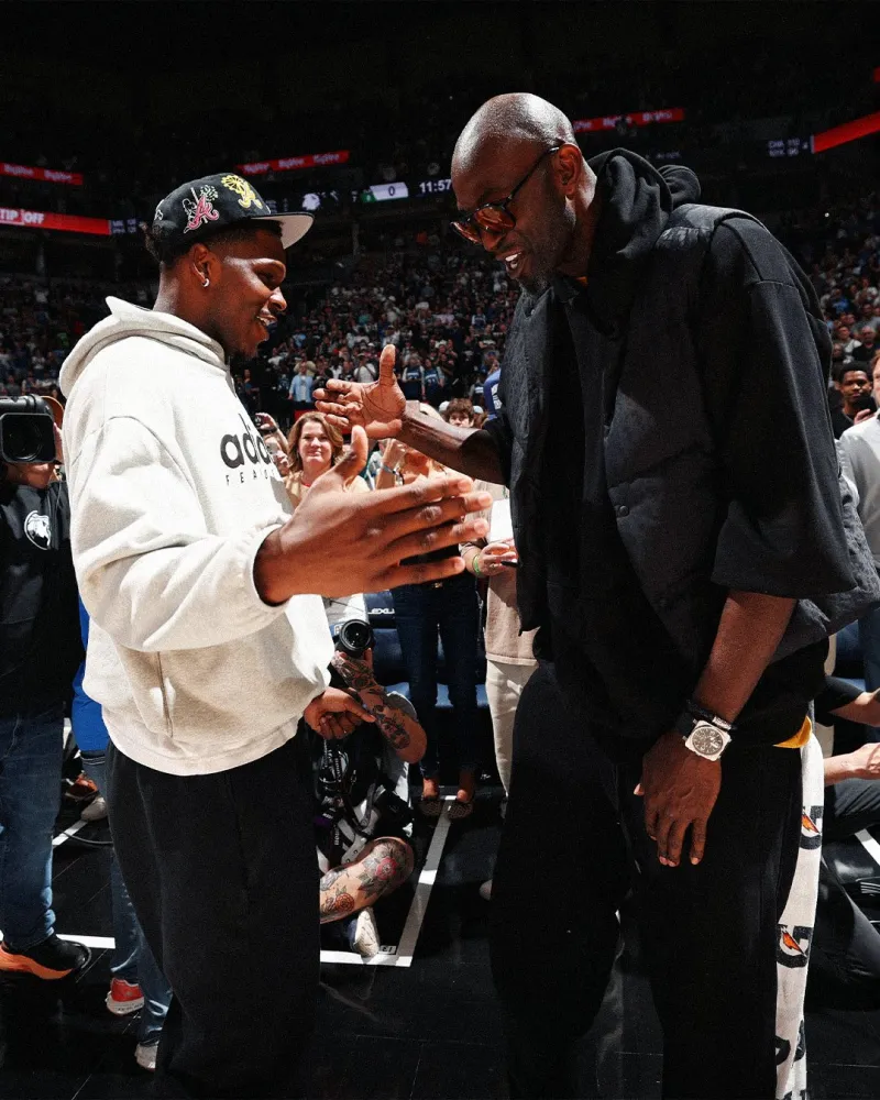 星空体育app下载-新老狼王！NBA官方分享加内特与爱德华兹互相拥抱致意的瞬间