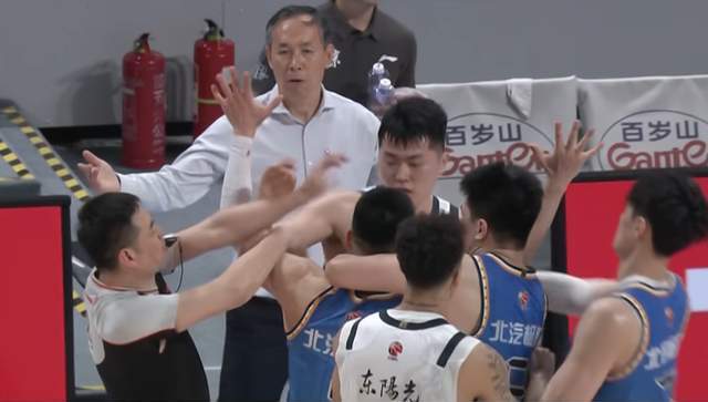 星空体育直播-完全打不过！广东男篮遭逆转，1-2无缘4强，杜锋尽力了，徐杰拉胯