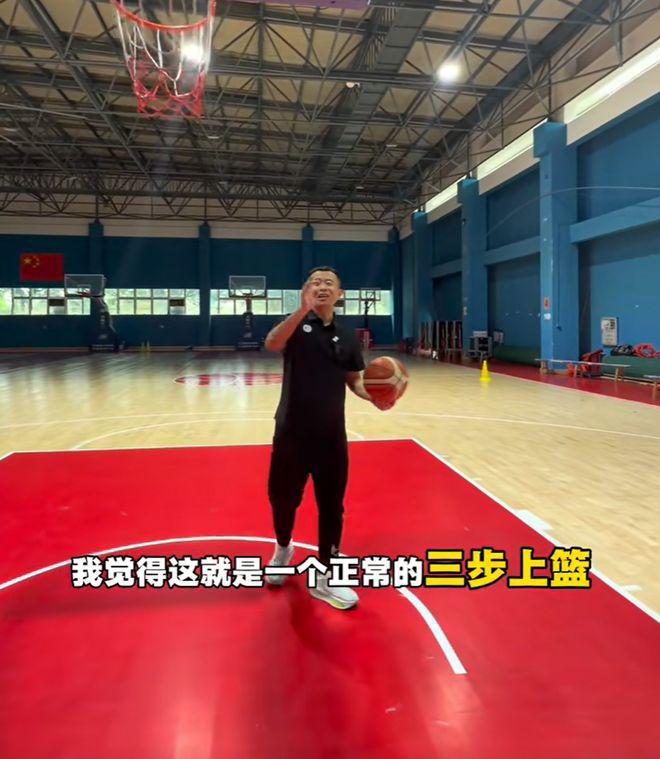 星空体育直播-浙深战争议哨！贺希宁三步上篮走步了吗？两位专家给出相同的解读